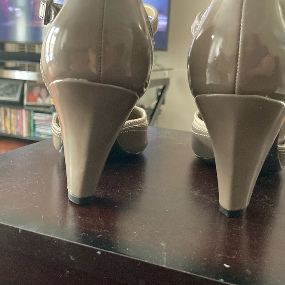 Naturalizer Tan and Gray T-Strap Heels - Picture 4 of 8